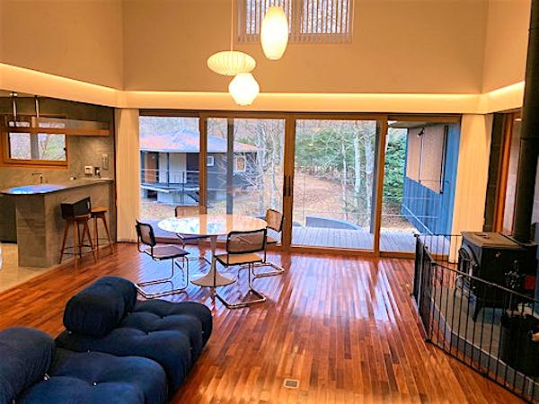 母屋のリビング