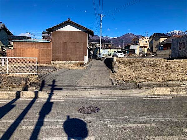 県道からの進入路