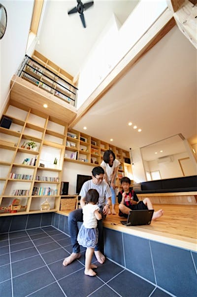 リビングから吹き抜けにかけての壁一面を本棚に。ご家族が好きな本を並べ、いつでも読める、本が身近にあるライフスタイル。