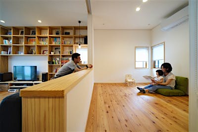 敷地の傾斜に合わせて、リビングより一段高い小上がりを設けた。視線の抜けもいいし、目線の変化も面白い。たまの来客時にはロールスクリーンで仕切ることで、簡易的な客間としても活用できる。