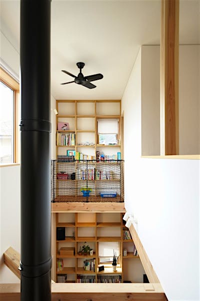 二階の本棚には、子ども室から出入りができる。これから子どもたちによってどんな本が並んでいくのか、楽しみな空間。