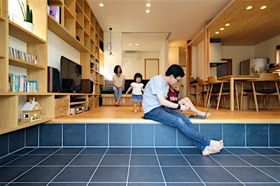 リビングと土間サロンとの間も仕切らず、程よい段差で連ねる。空間に一体感が生まれ、より広々と使える。