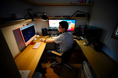 ご主人がリモートワークをするための書斎。ニ畳分の部屋をぐるりと取り囲むコの字型のカウンターで効率的に動け、最大限に集中できる空間。