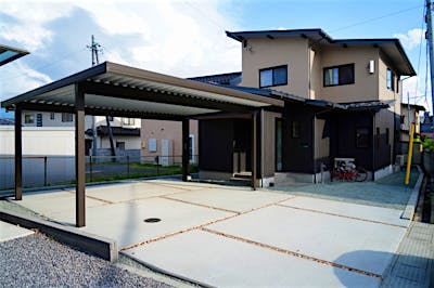 北側には車二台分のカーポート。玄関ポーチに直接つながり、雨の日にもアクセスしやすい。