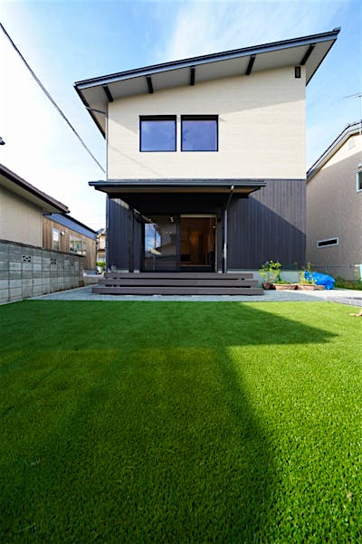 すっきりとまとめた外観に、片流れ屋根のシャープなデザインが映える。