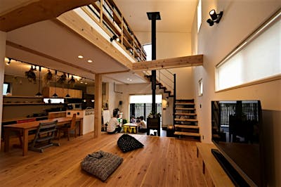 開放的なファミリースペースながらも、ブラックを差し色に空間を引き締めたインテリアコーディネート。