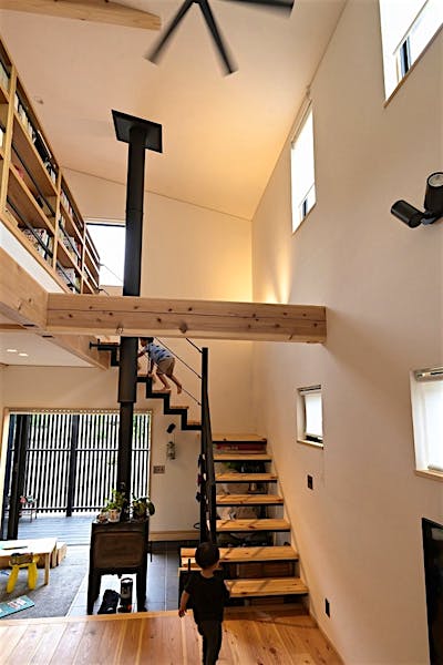 ブラックの鉄骨で組み上げたスリット階段は、インテリアのアクセントになる。小さいお子さんたちも怖がることなく、面白みある空間を楽しんでいるそう。