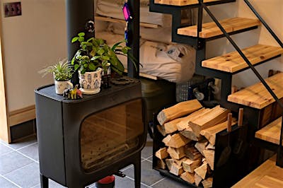 土間の中心に薪ストーブを据え、暖房効率もバツグンに良い。