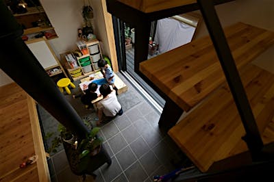 土間サロンはもっぱらお子さんたちの遊び場。工作やおやつで汚れてもお掃除しやすく、大人も子どもものびのび過ごせる。