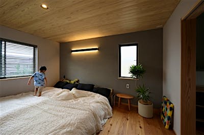 寝室もアクセントウォールと間接照明で洗練されたデザイン。