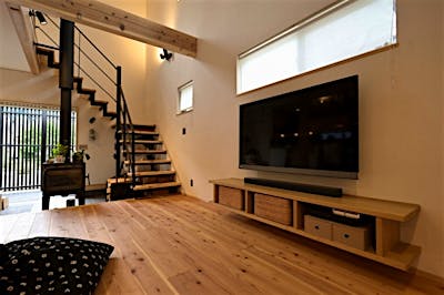 テレビは壁掛け、テレビボードは床から浮かせた造作家具で、すっきりとした空間になる。