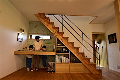 階段下スペースはご主人こだわりのDJブース！照明やアクセントウォールにもこだわった、気持ち高まる空間に。