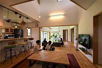 若世帯リビングの隣は、親世帯と共有の土間サロンにつながる。建具をフルオープンにすると広々とした大空間に。