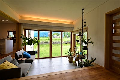 土間サロンは大きな掃き出し窓が開放的で、趣味の観葉植物にとってもバツグンの環境。間接照明のやさしい光で、くつろぎの一部屋に。