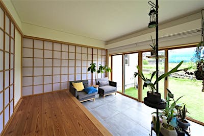 親世帯・若世帯それぞれとの境界は障子で仕切ることができ、両世帯ののりしろとして、皆が集う場として、ちょうどいい距離感を育む土間サロン。