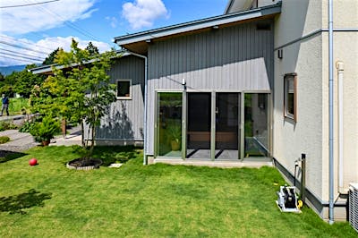 大きな開口で、土間サロンとお庭が気持ちよくつながる。