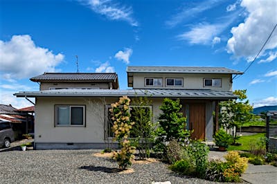 奥には旧家の離れを残した。もとからある建物とのバランスも考えた、土地に馴染む設計。