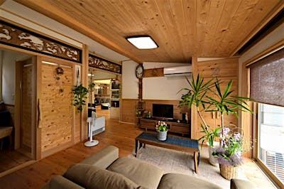 和の趣を感じる、親世帯のリビング。建て替え前の旧家から拝借した古材の欄間がアクセント。