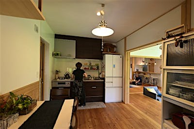 親世帯は落ち着いて作業できる壁付けキッチン。障子戸をオープンにすると、共有の土間サロンにつながる。