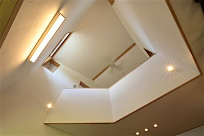 リビングの上部は吹き抜けで、開放感たっぷり。