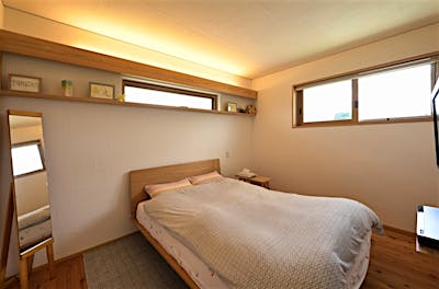 寝室は間接照明をメインに、落ち着いた空間を演出。