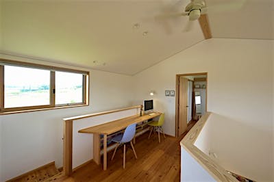 2階共有スペースは、子供の勉強スペースにもPCコーナーにも使える、造作カウンター。吹き抜けにつながる空間で、作業をしながらも家族の気配が感じられる。