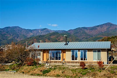 故郷に家を建てるにあたり大切にしたのは、山里の風景に家を調和させることでした。