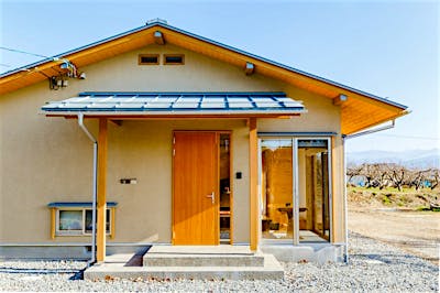 切妻屋根は材の厚みや軒の出方にまでこだわり、スマートでありながら、その緩い傾斜は南信州の穏やかな気候風土によく似合います。