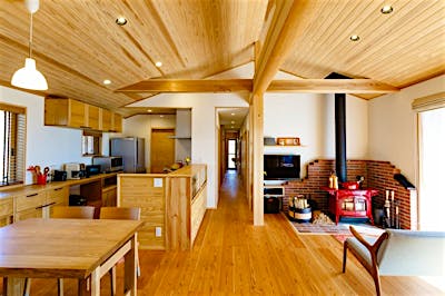 リビング・ダイニングは、床にカラマツの無垢材、天井にはスギ板、壁は珪藻土塗りで、すべてが自然素材。この家に暮らしてひと月で、お子さんのアトピーが治ったそう。