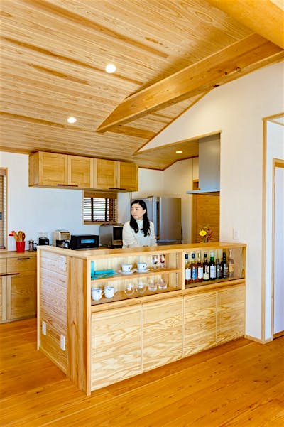 キッチン前と背面には建具職人による造作収納をつくりました。ごちゃつきがちな日用品をすっきりと収納でき、インテリアにもマッチします。