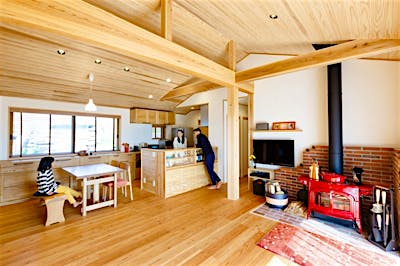 屋根の傾斜に沿った斜天井にし、梁材を表した空間設計。板張り天井とも相まって、木の家に暮らす喜びを存分に感じられるデザインです。