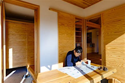 朝は土間サロンで新聞を広げるのが日課。玄関からも土足で行き来ができ、ご近所さんとの気軽なおしゃべりの場にも具合がいい。