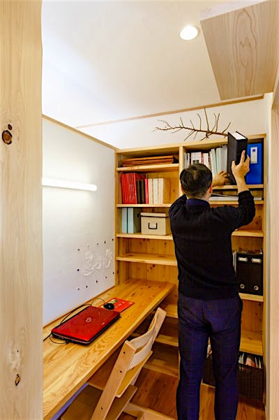 本棚の裏手にある、セミオープンの書斎コーナー。ニ畳弱の空間にこもる感覚が心地よく、仕事や読書に没頭できます。