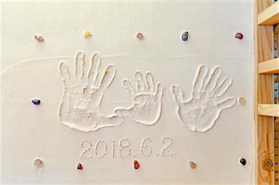 書斎の壁には、家族三人の手形が。工事中に塗り壁体験をしたときの思い出がよみがえります。