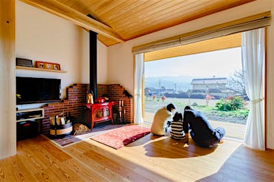 フルオープンサッシを介して、リビングからウッドデッキ、さらに屋外へと空間が広がる、気持ちまで開放されるような伸びやかな空間。