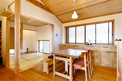 ダイニング脇の襖戸を二方向に開くと、和室と広くつながります。