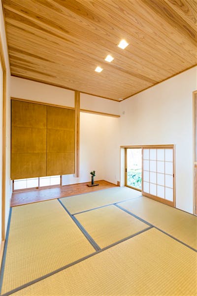 ゲストルームとしても利用する和室。和の折り目正しさを備えながら、モダンなインテリアコーディネート。地窓からはよく風が入り、夏も爽やかに過ごせます。