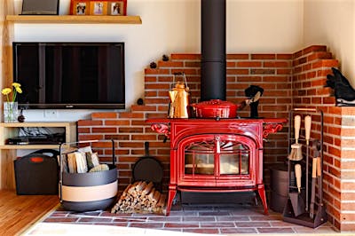 薪ストーブ炉台、壁掛けテレビ、飾り棚の絶妙な取り合いは、注文住宅ならではの設計。