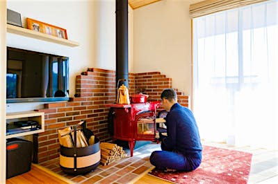 レッドが印象的なアンコールの薪ストーブはこの家の主役。