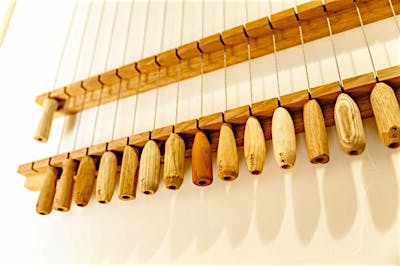 エアパス換気口の開閉に使う木製引き子も、ご家族の手作り。ひとつひとつ樹種も形も異なり、使うたびに愛着が深まりそうです。