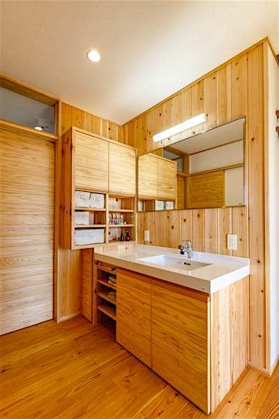 お子さんが成長したとき母娘が並んで身支度ができるようにと、横幅をゆったりと設けた造作洗面台。