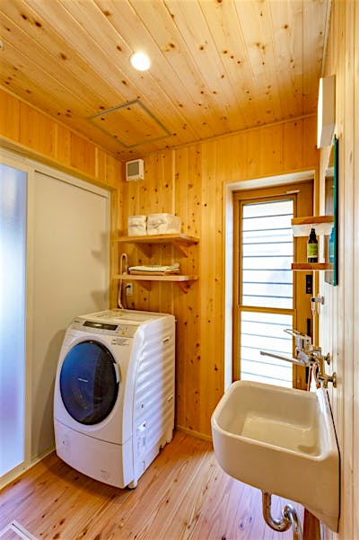 脱衣室には便利な洗濯水栓も備えました。