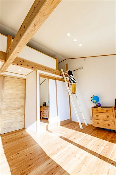 子ども部屋にはクローゼットのほかロフト収納も設けました。子どもにとっては秘密基地のように、好奇心がふくらむ空間に。