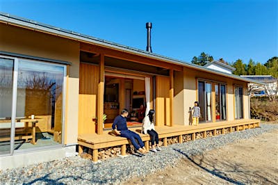 LDK、子ども部屋、寝室が並ぶ南面には、長いウッドデッキを設けました。外廊下のように各部屋のつながりが生まれたり、縁側のように庭仕事の合間にひと休みできるスペースでもあります。