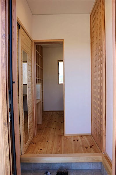 玄関からまっすぐ進むと手洗いがあります。家族も来客も入ってきてすぐに手を洗うことができます！