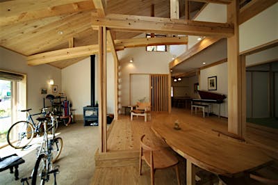 吹抜けの下に広がるのは、リビングと土間サロン、その中間層である「居土間」。ここには、大家族に似つかわしいくつろぎと使い勝手があります。