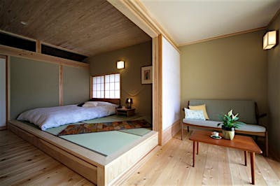 ご両親の寝室は小上がりの畳敷きで、高級旅館のような上質なしつらえに。ゆったりとした幅広の縁側は、ご両親がくつろぐサブリビングとしても使える。