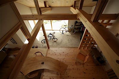 七寸ヒノキの大黒柱の上に載るのは、大屋根を支える６本のアカマツの太鼓梁。威風堂々たる構造美を堪能する空間。