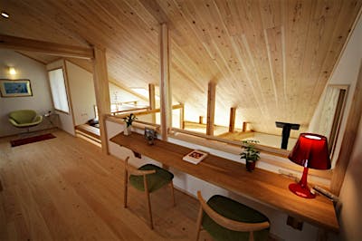 正面へ大胆に葺き降ろした大屋根の勾配を活かし、杉板張りした天井に、アカマツの太鼓梁の木組みが美しい。