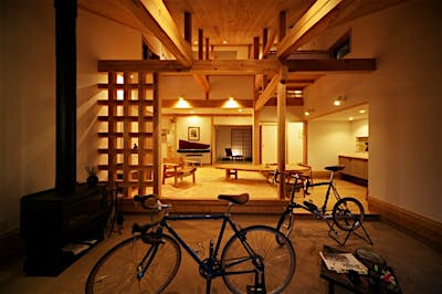 南の土間サロンから最奥の和室、二階の共有スペースまで、思い思いの場所で家族がバラバラに過ごしながらもつながっている、距離感が心地よい。